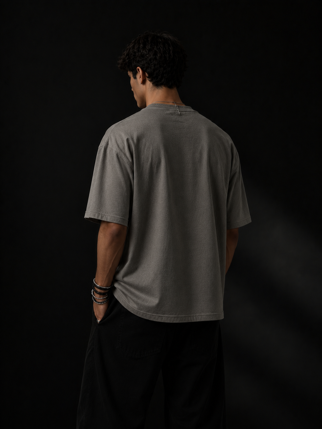 Oversized grey t-shirt – back view, drop-shoulder relaxed fit
