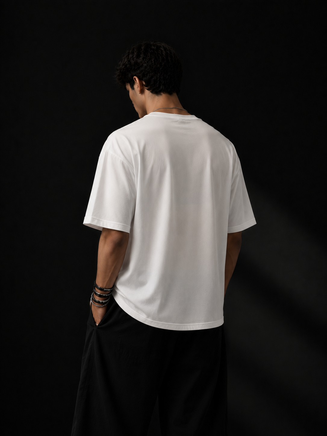Oversized white t-shirt – back view, drop-shoulder relaxed fit